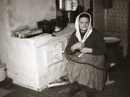 Саамская женщина у печи. 1970 год