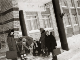 Школьники у Ловозерской средней школы. 1970 год