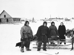 Село Воронье, 1950е. Мужчины в малицах, подпоясанных тасмами (тассэм)