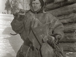 Пастух-оленевод совхоза «Память Ленина» перед отъездом в стадо. 1976-78 гг.