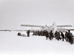 В аэропорту Краснощелье встреча пассажирского самолета. 1982 г.