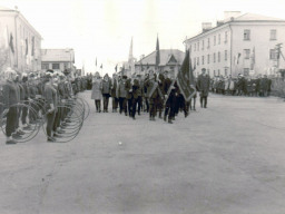 Ревда. Торжественные линейки советских школьников на площади перед Клубом Горняков, 1960-1970е гг.