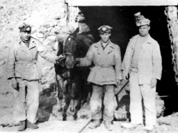 Горняки с рабочей лошадью у устья штольни «Подэтажная» на г.Карнасурт. 1952