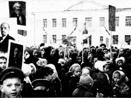 Ревда. Центральная площадь перед клубом горняков. 7 ноября 1961 года