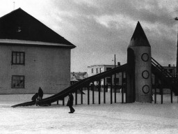 Ловозеро. 197x-196x г.г. Во дворе детсада "Олененок". Фото из соцсетей