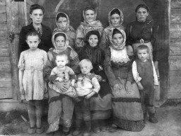 1948 год. Ловозеро. Семья Юрьевых. Глава семейства - Юрьев Н.И. Из семейного архива. А.Юрьев