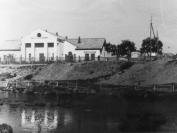 Ловозеро. Речка Вирма. Дом культуры (клуб). Сегодня краеведческий музей. Из семейного архива.