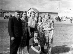1955 год. Ловозеро. Спортивный праздник. На стадионе. Из семейного архива.