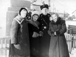 Начало 1960-х. Ловозерцы. (А у милиционеров форма была из натуральных материалов!). Из семейного архива.