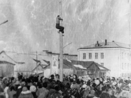 70-е годы. Ловозеро. Праздник прОводов зимы. Конкурс "Достань приз". Столб был тесанный и скользкий. Справлялись только физически сильнейшие участники. Из семейного архива.
