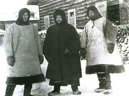 Участники лопарской экспедиции. Село Ловозеро, 1927 год. Справа налево: Д.А. Золотарёв, Ф.Г. Иванов-Дятлов и В.В. Чарнолуcкий.