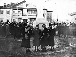 Ловозеро. Площадь. Демонстрация трудящихся. 1960 год