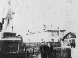 На площади. Памятник В.И.Ленину. Ловозерские парни
