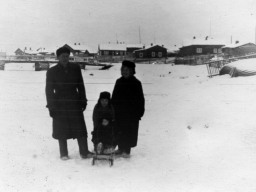 Ловозеро. Вид на Вокуева 13 и старый мост. Из фотоархива А.Пшеничникова