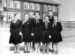 У старой школы на Пионерской. Ловозеро-195? г.