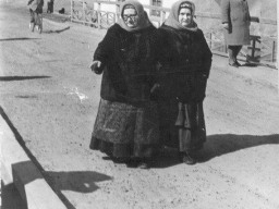 Ловозеро. 197?г. На центральном мосту через р.Вирма (ныне металлический мост с изразцами и фонарями)
