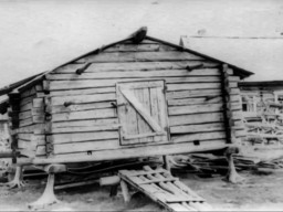 с.Ловозеро - 195x. Амбар на улице села