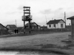 с.Ловозеро. Начало 1960-x. Ул. Пионерская. Справа здание детской библиотеки