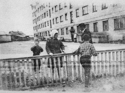 Ловозеро. Ул.Колхозная (ныне Вокуева). Двор &quot;Треугольник&quot;. 1970-е