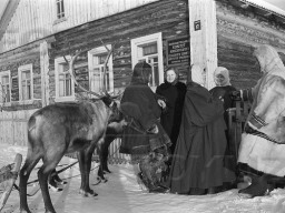 Село Ловозеро - центр оленеводческого района Кольского полуострова. Жена колхозника-оленевода Мария Юлина пришла в сельсовет, чтобы получить номерной знак на свой новый дом. 1950-е.