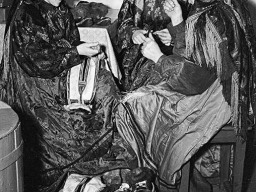 Ловозеро. За рукоделием. Декабрь 1959 года