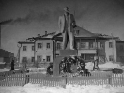 Ловозеро 196x. Памятник В.И. Ленину в центре площади на Советской улице