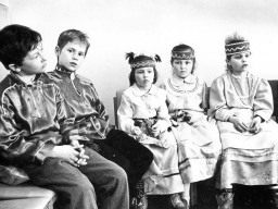 Участники детского ансамбля "Ойренч". Саамский фольклорно-этнографический ансамбль "Ойяр". с.Ловозеро