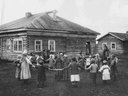 Детский сад. Игры на свежем воздухе. с.Ловозеро. 1935 год
