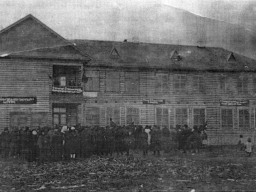 Митинг у Ловозерской школы. 1940-50е