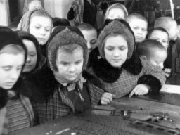 Ловозеро. Экскурсия школьников в типографию. 1963 - 1964 г.