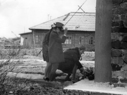 Ловозеро. Возложение цветов к памятнику Ленина.  1970-е