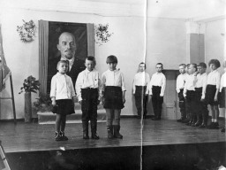 Ловозеро. Школа-интернат. Пополнение в ряды октябрят. 1969 г.