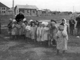 Ловозеро. Ребята из детского сада. Начало 1940-х