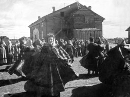 Ловозеро 1950-х. У ДК (переоборудованная православная церковь)