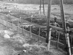 На приусадебном участке Ловозерской средней школы. 1980-е