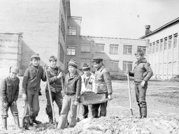 У Ловозерской средней школы. 1980-е