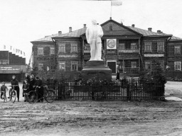 Ловозеро. Площадь Советская. У памятника В.И. Ленину. 1950-е