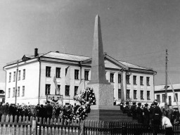 С.Ловозеро. Возложение венков к памятнику погибшим летчикам. 9 мая 1965 г.