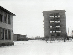Ловозеро. Слева Дом пионеров на улице Пионерской. 1980 год