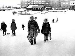 На горке у реки Вирма. Ловозеро. Начало 1980-х