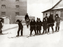 На зимних горках в с.Ловозеро. 1976 год