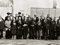 Ветераны Великой Отечественной войны у памятного знака погибшим в 1941-1945 г.г. землякам. Ловозеро. 1985 год