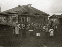 Ловозеро. Детский сад. Игры на свежем воздухе. 1935 год