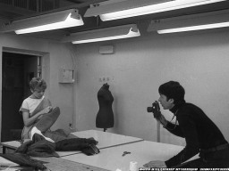 Работает фотограф Владимир Кузнецов. Ловозеро. 1985 год