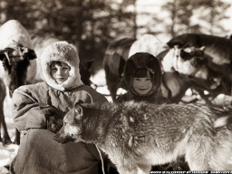 Девочки в национальных одеждах. Краснощелье. 1980-е