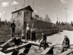 Краснощельские дети у аэропорта села. 1980-е
