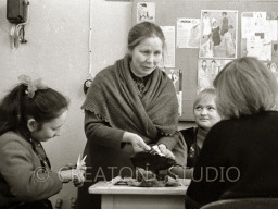 Урок труда в Ловозерской школе. 1976 год