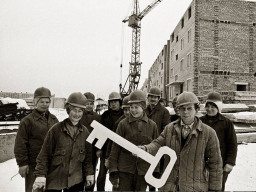 Строители села Ловозеро. Дом по улице Юрьева, 12. Середина 1980-х