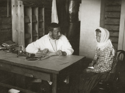 Прием пациента в больнице. 1930-е