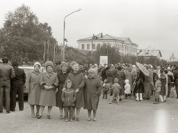 На демонстрации трудящихся. Ловозеро. 1980-е